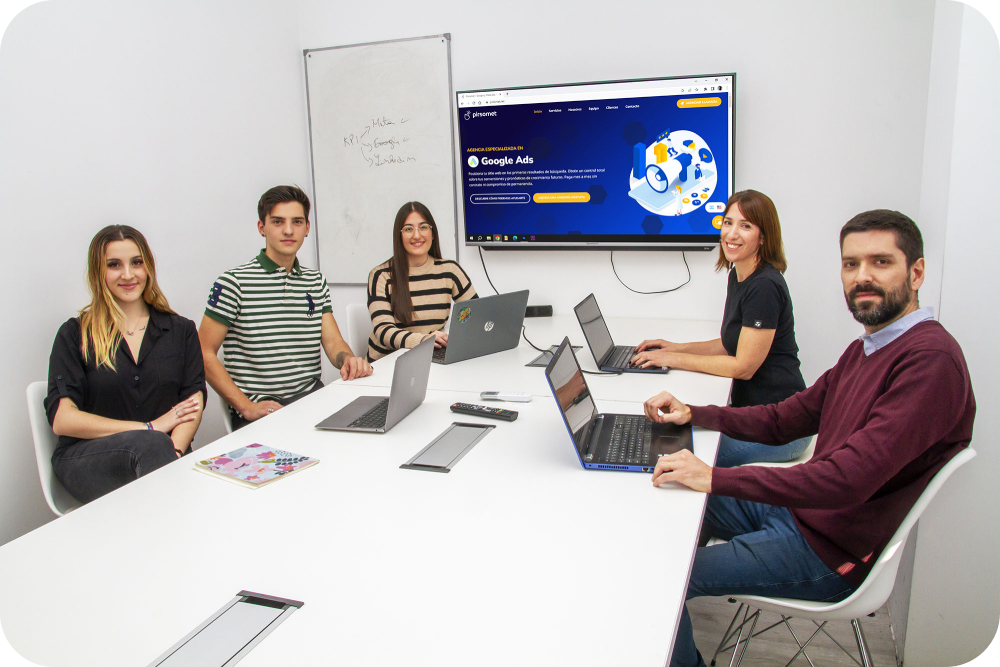 Equipo de Pirsomet reunido en la oficina